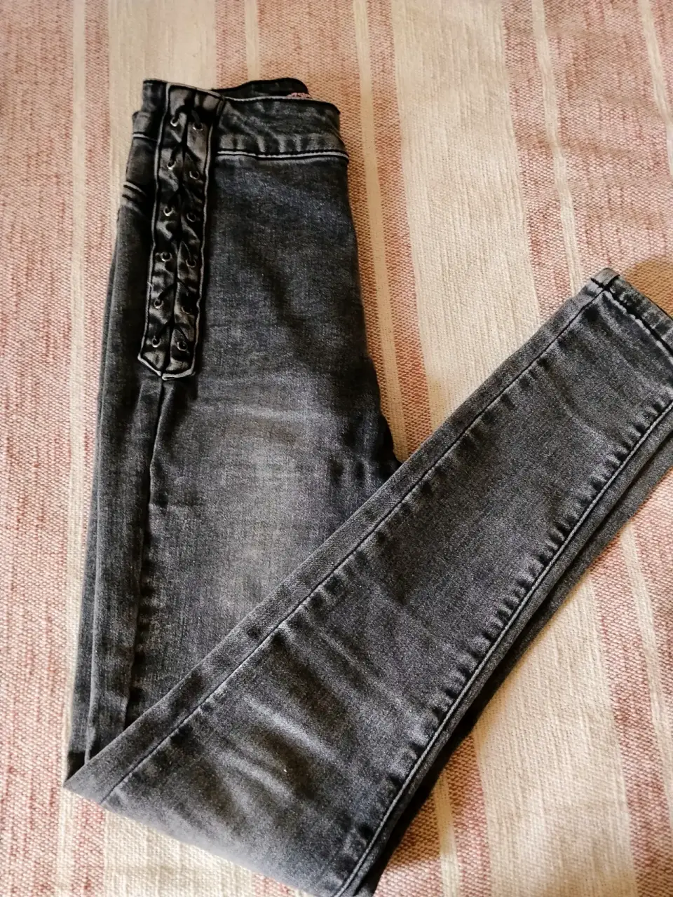 Jeans gris con detalle trenzado - miniatura 1
