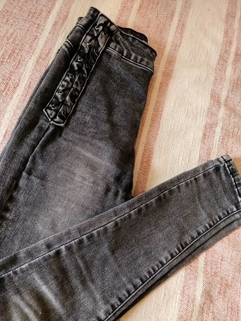 Jeans gris con detalle trenzado - miniatura 2