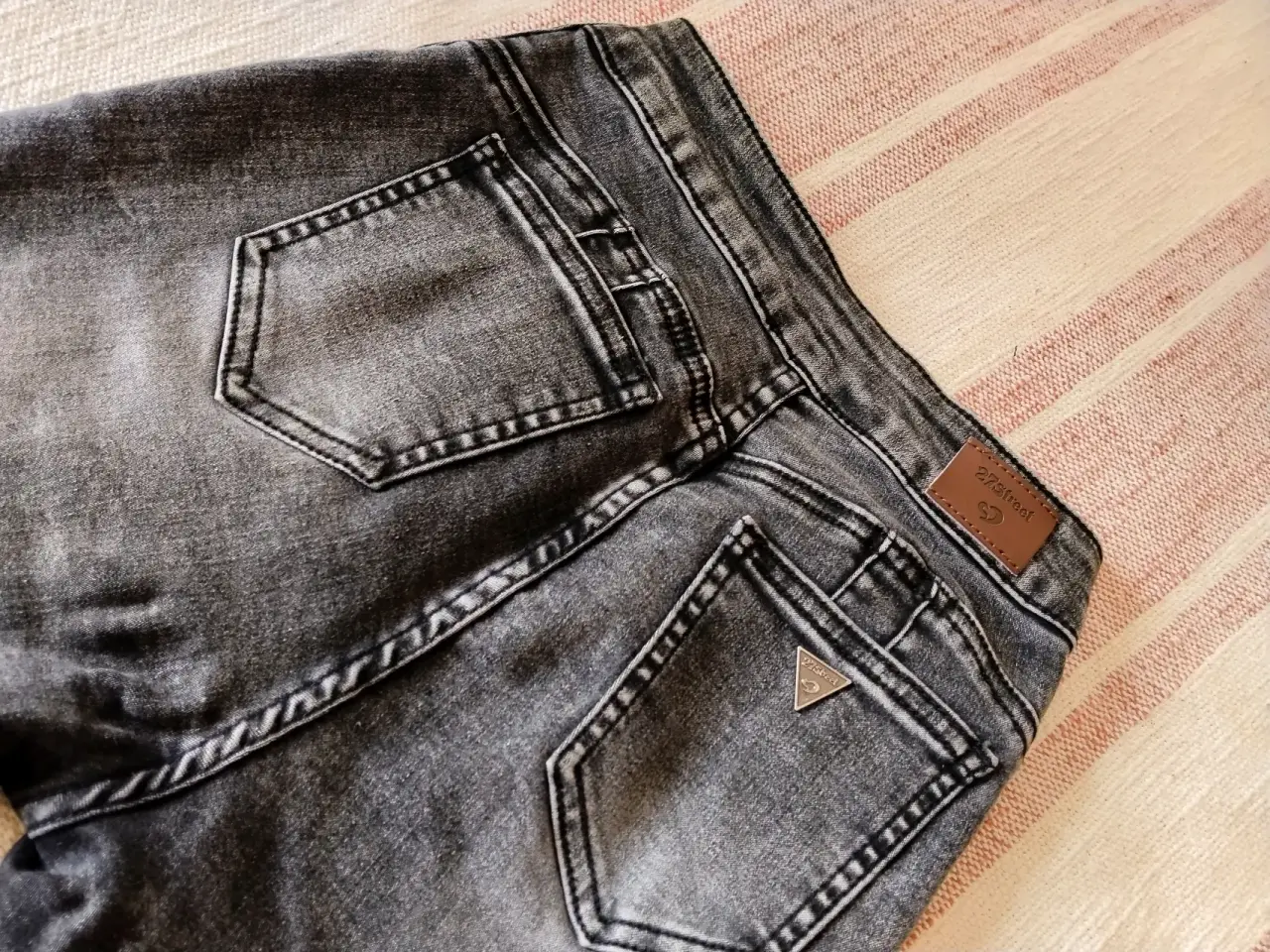 Jeans gris con detalle trenzado - miniatura 4