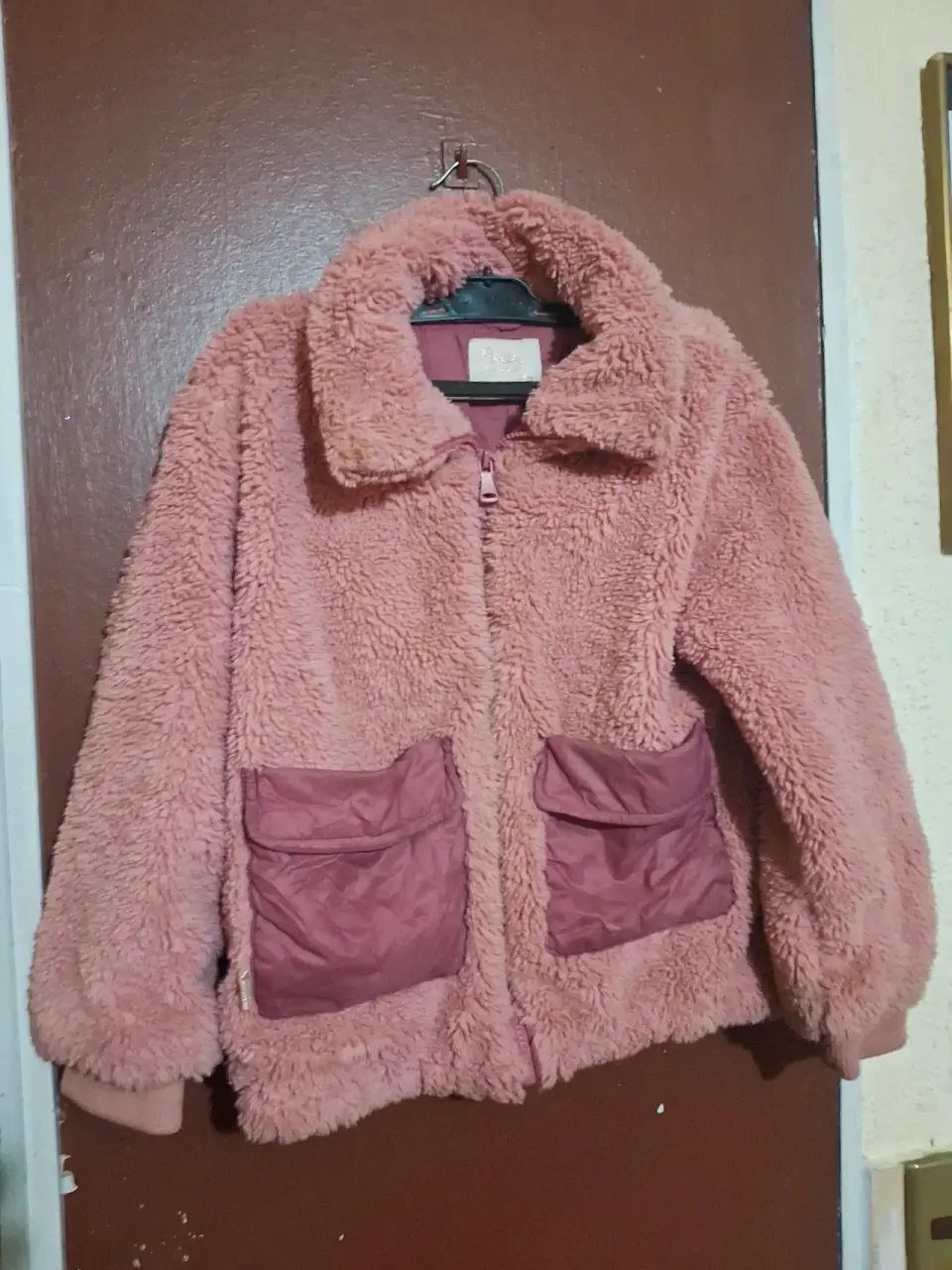 Chaqueta de peluche rosada Ficcus