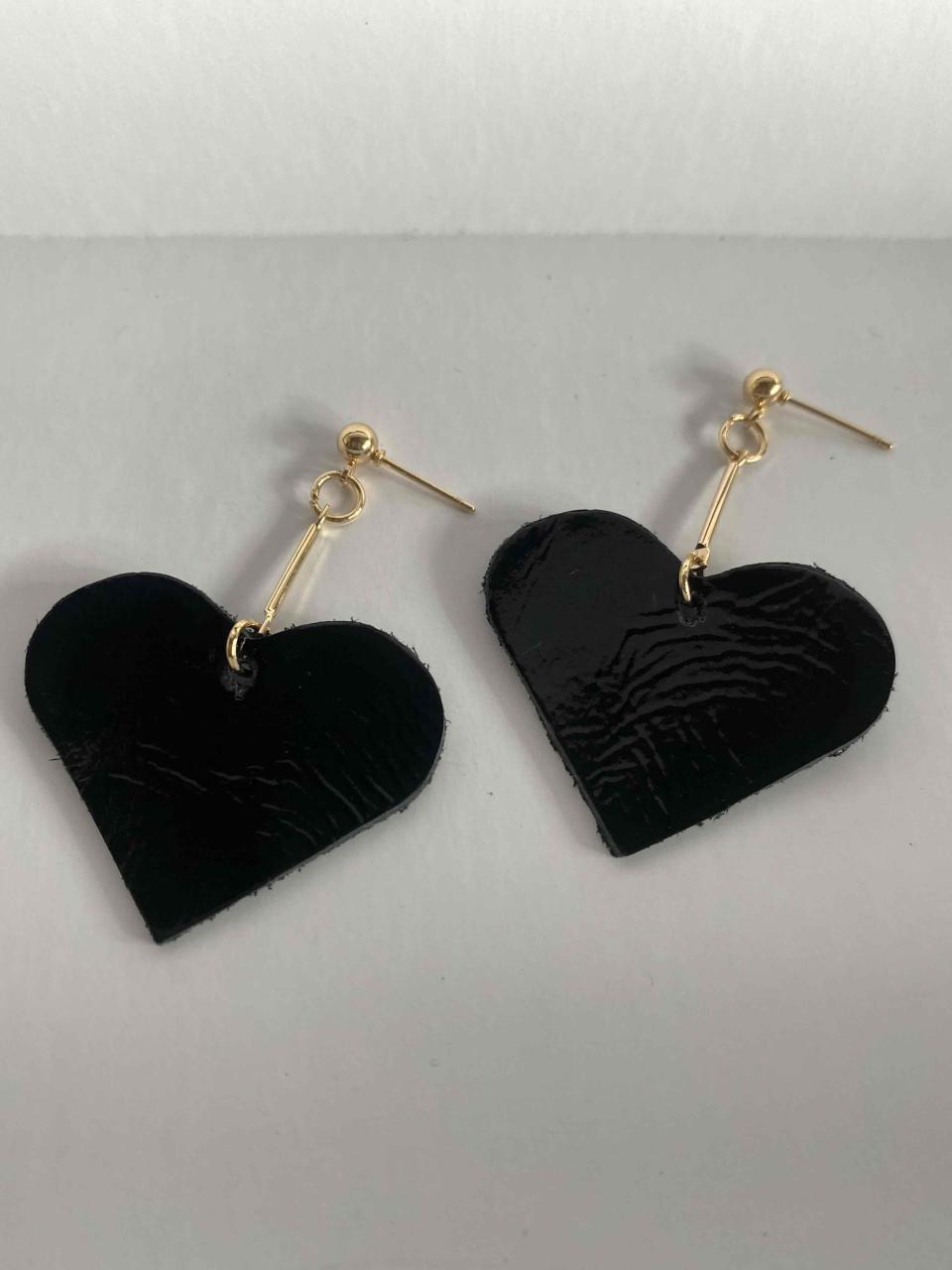 Aros corazón negros de cuero - miniatura 3