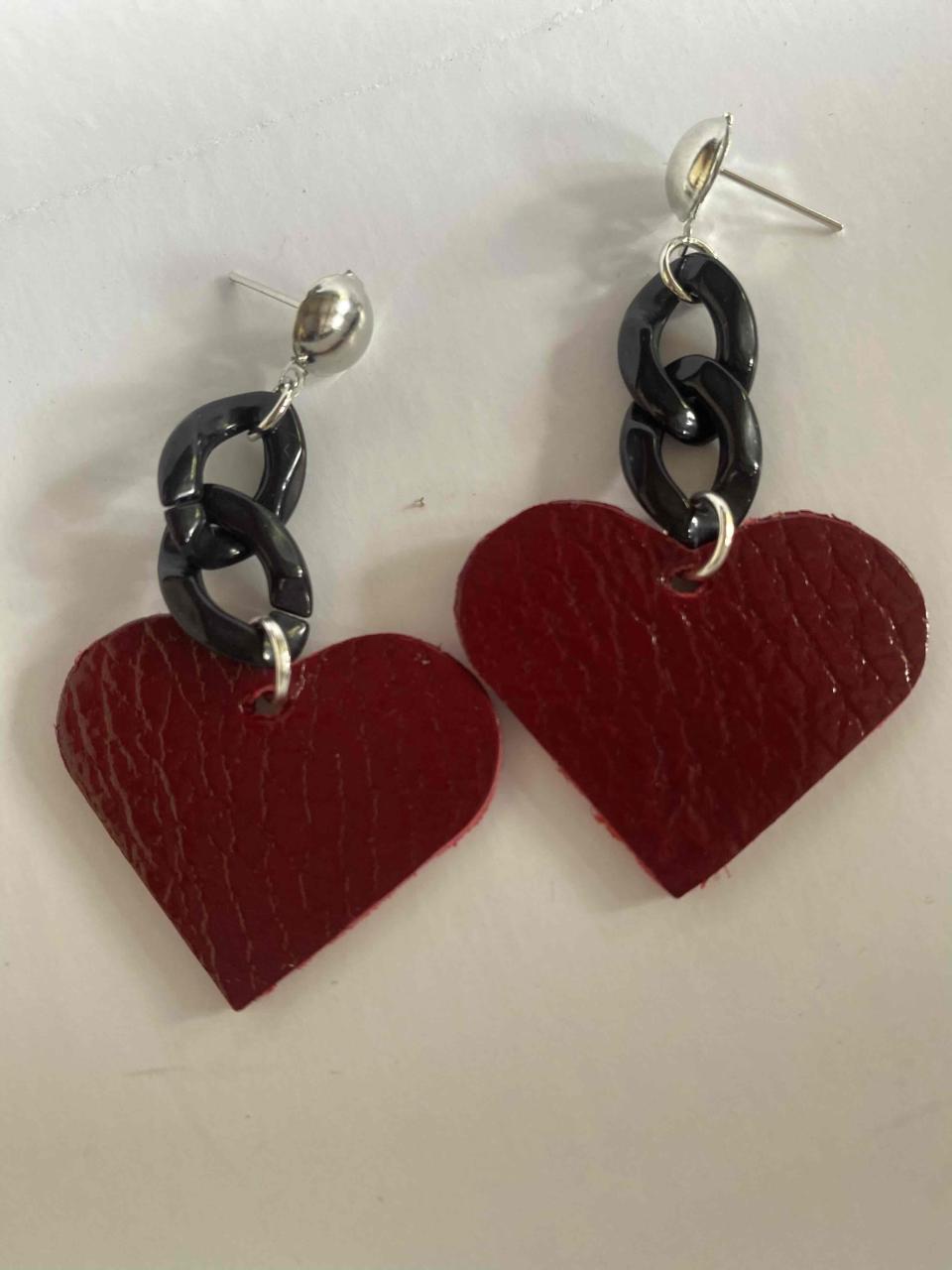 Aros corazón negros de cuero - miniatura 5