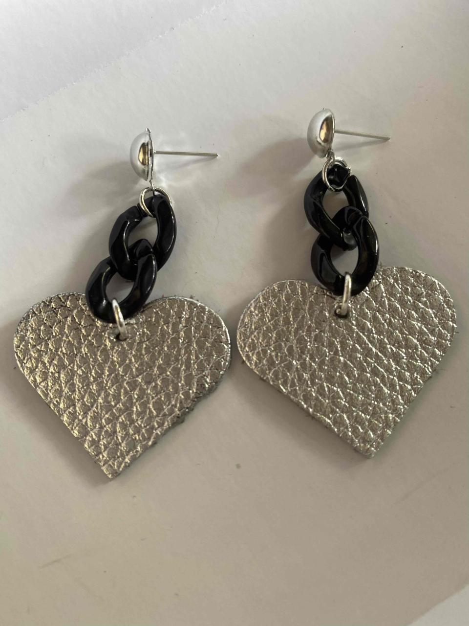 Aros corazón negros de cuero - miniatura 6
