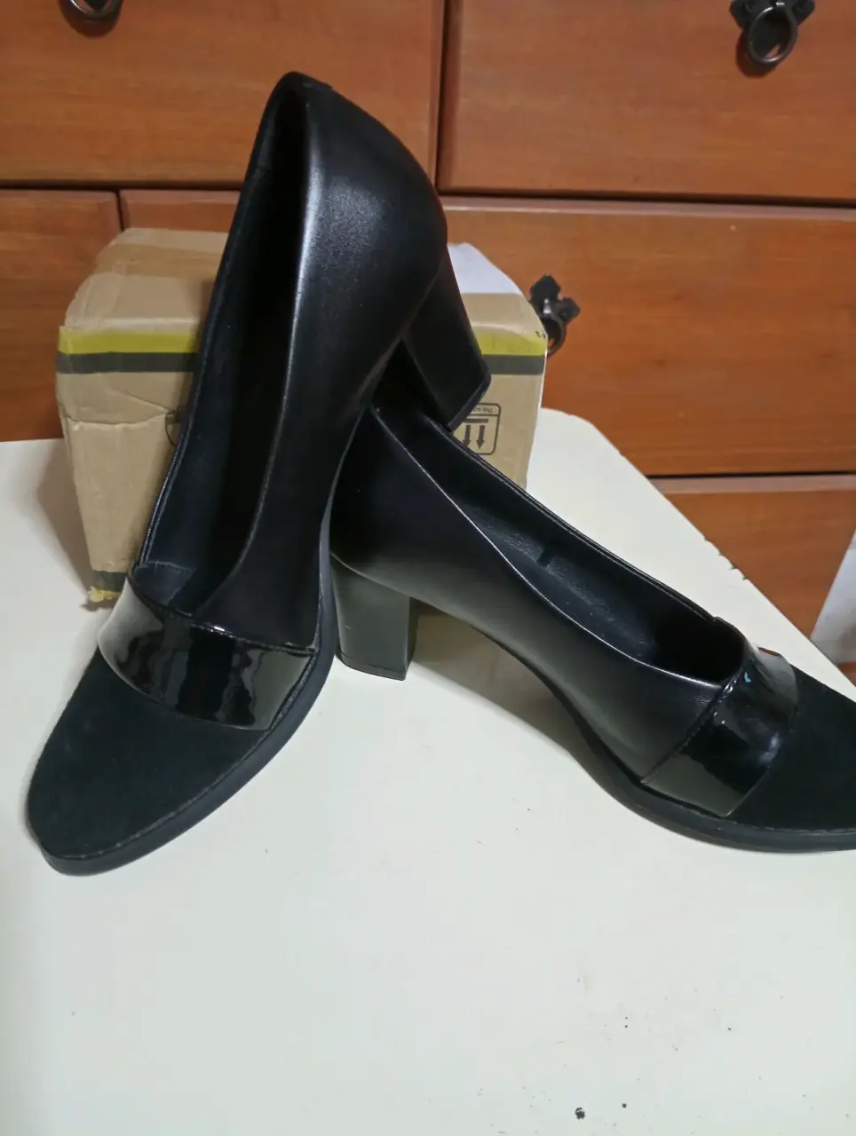 Zapatos de tacón negros elegantes