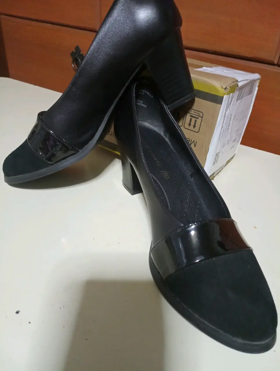 Zapatos de tacón negros elegantes - miniatura 2