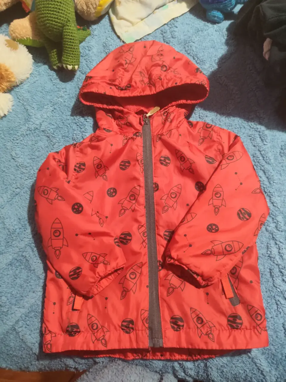 Parka niño roja cohetes