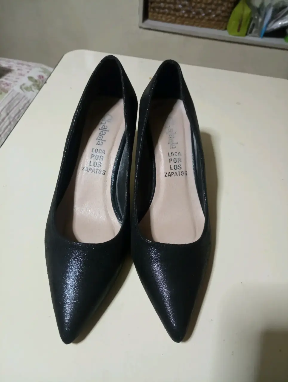 Tacones negros elegantes