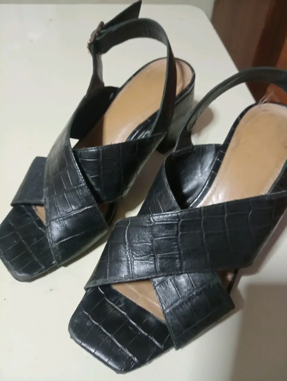 Sandalias negras de cuero sintético