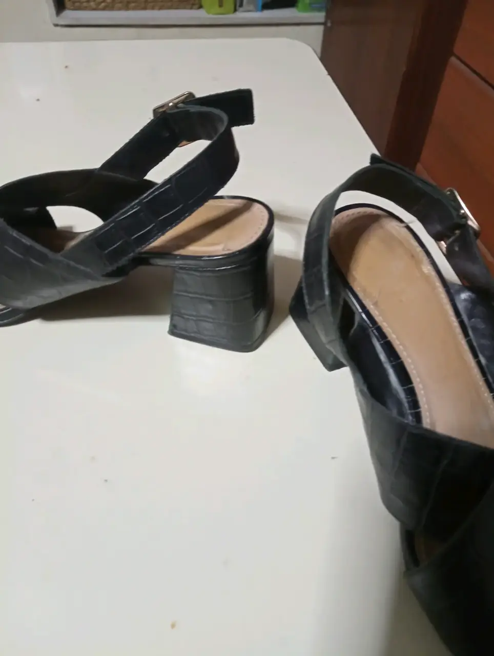 Sandalias negras de cuero sintético - miniatura 2