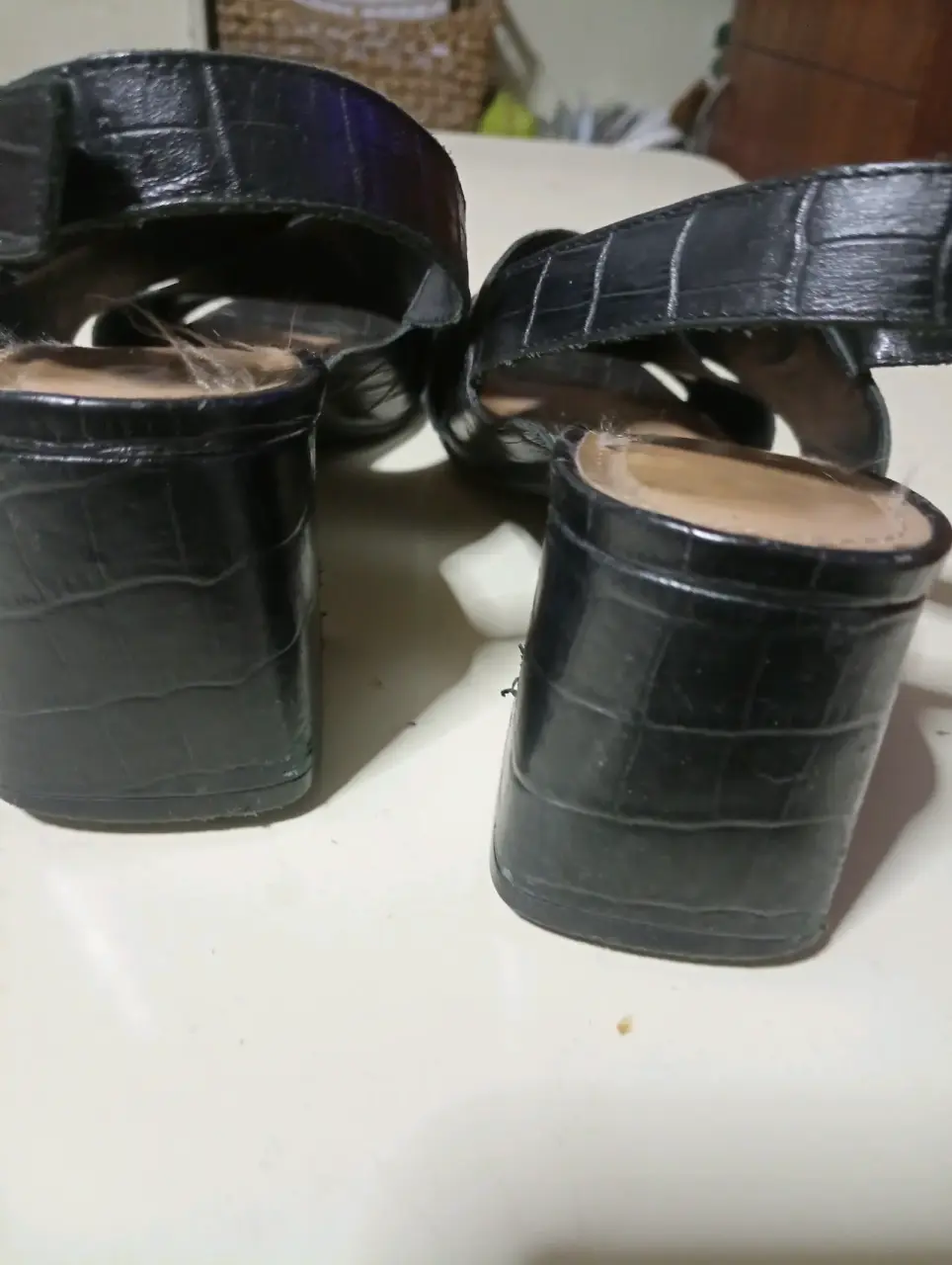 Sandalias negras de cuero sintético - miniatura 3