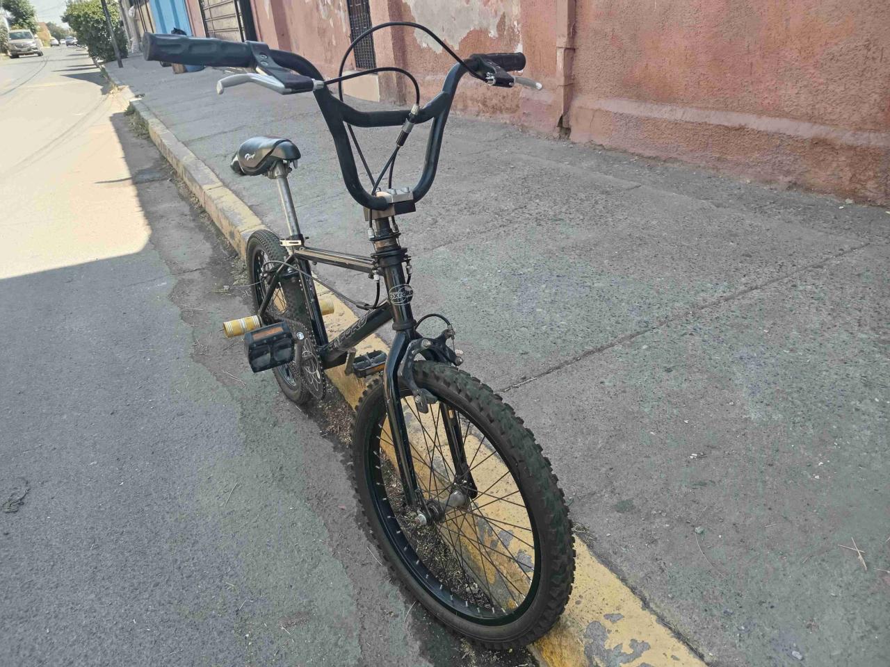 Bicicleta BMX negra - miniatura 1
