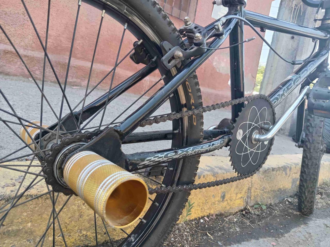 Bicicleta BMX negra - miniatura 2