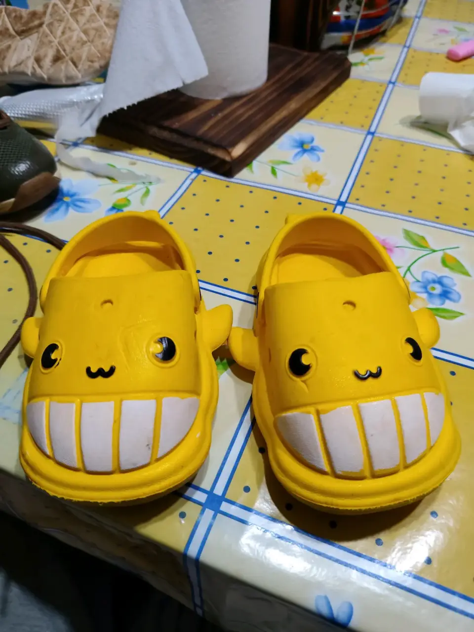 Sandalias amarillas con caritas