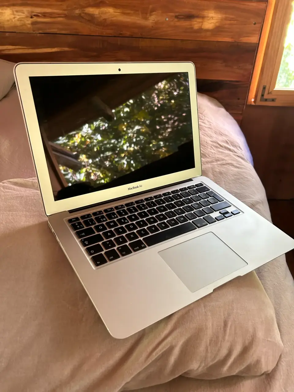 MacBook Air en buen estado - miniatura 3