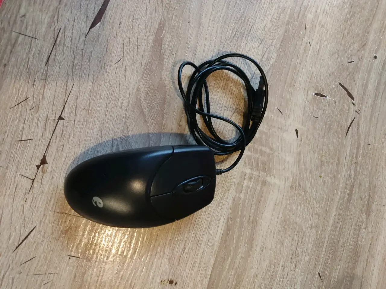 Mouse alámbrico negro