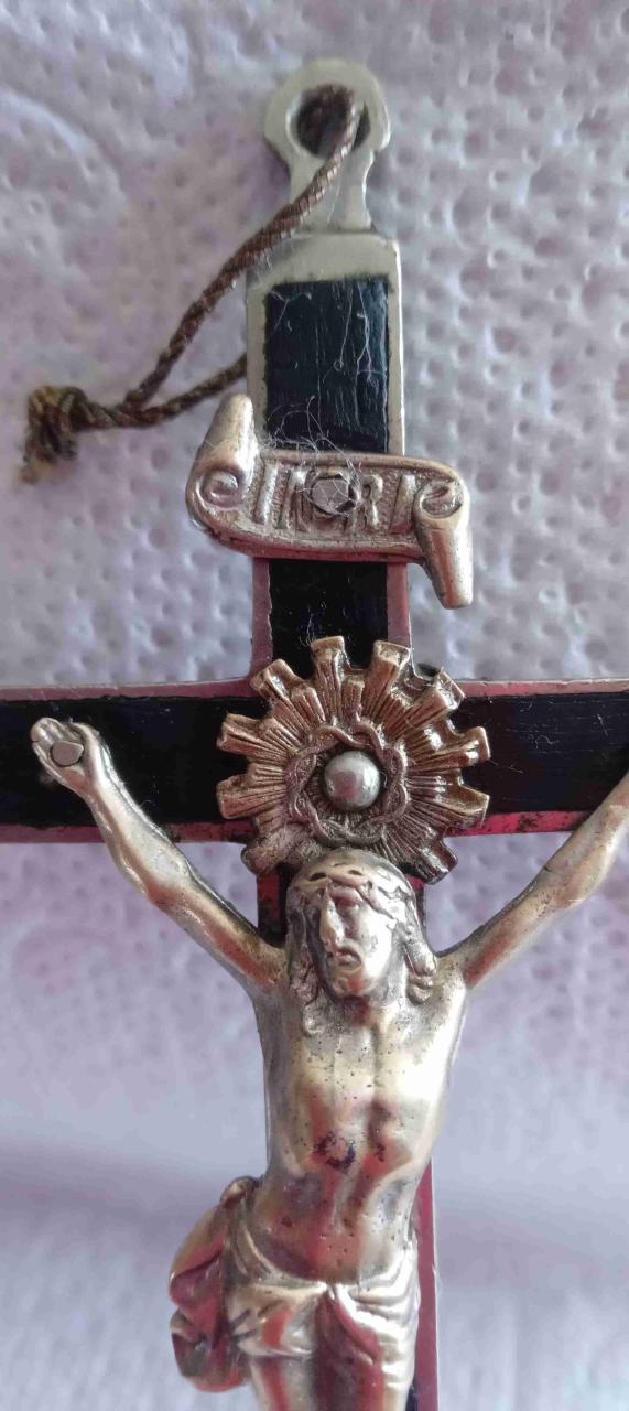 Cruz de metal con Cristo - miniatura 2