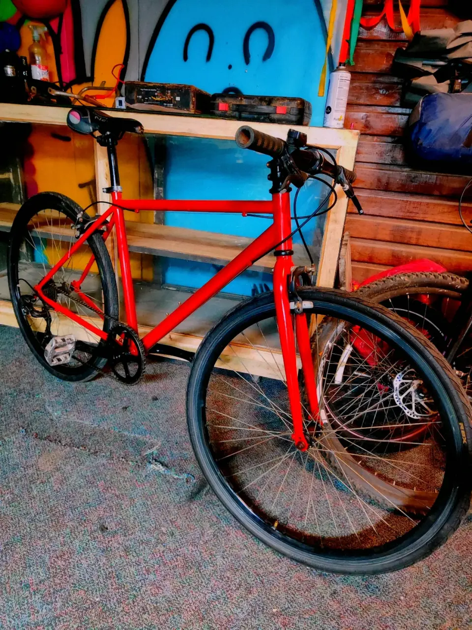 Bicicleta urbana roja - miniatura 1
