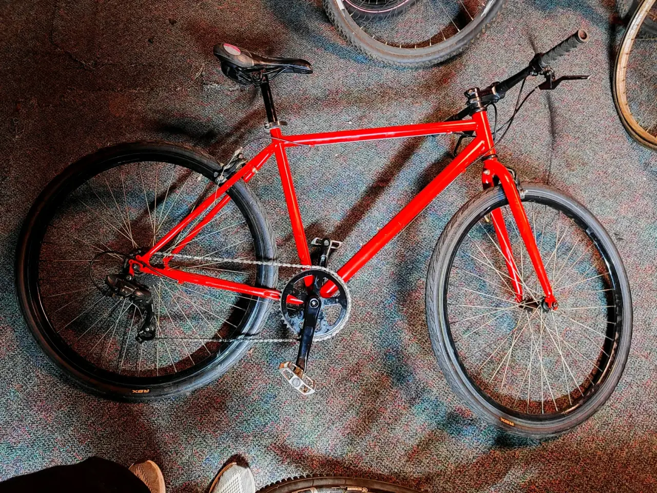 Bicicleta urbana roja - miniatura 2