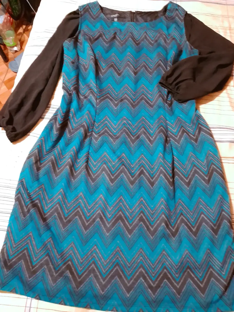 Vestido azul zigzag mangas negras - miniatura 1