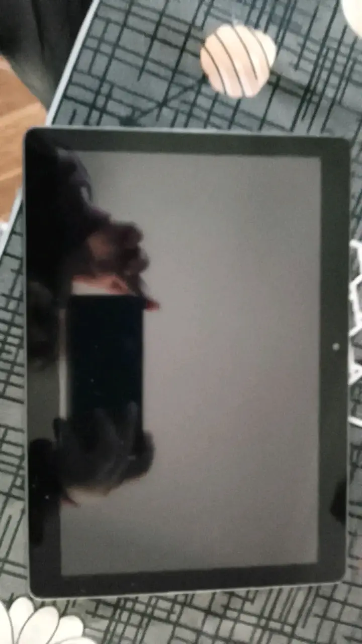 Tablet negra en buen estado - miniatura 1
