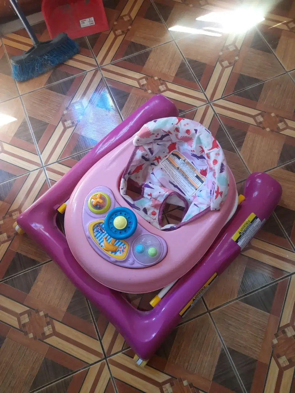Andador de bebé rosa Cosco - miniatura 2