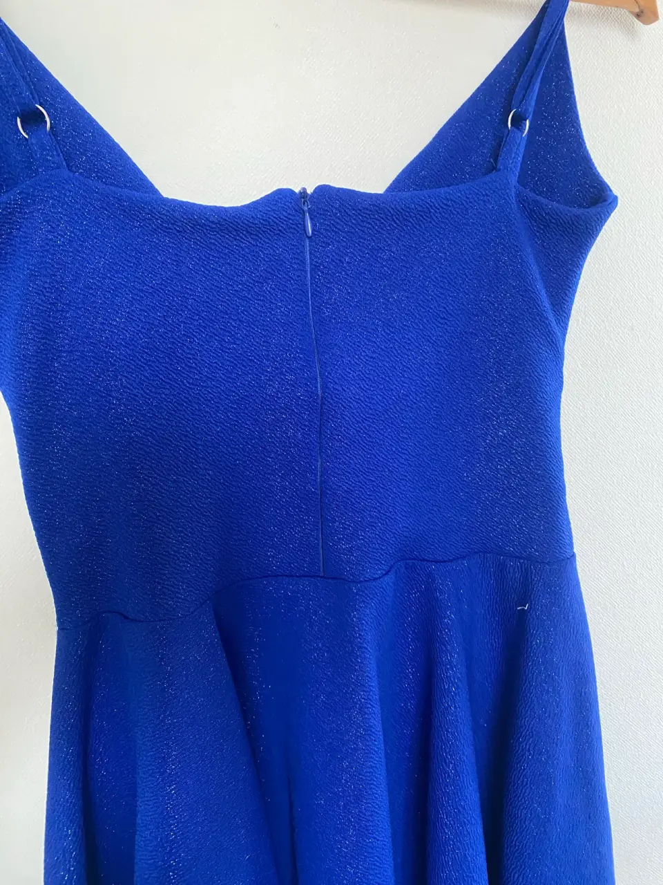Vestido azul con tirantes - miniatura 2