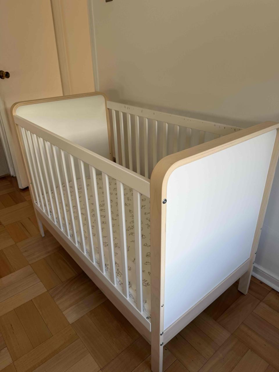 Cuna de bebé blanca moderna - miniatura 1