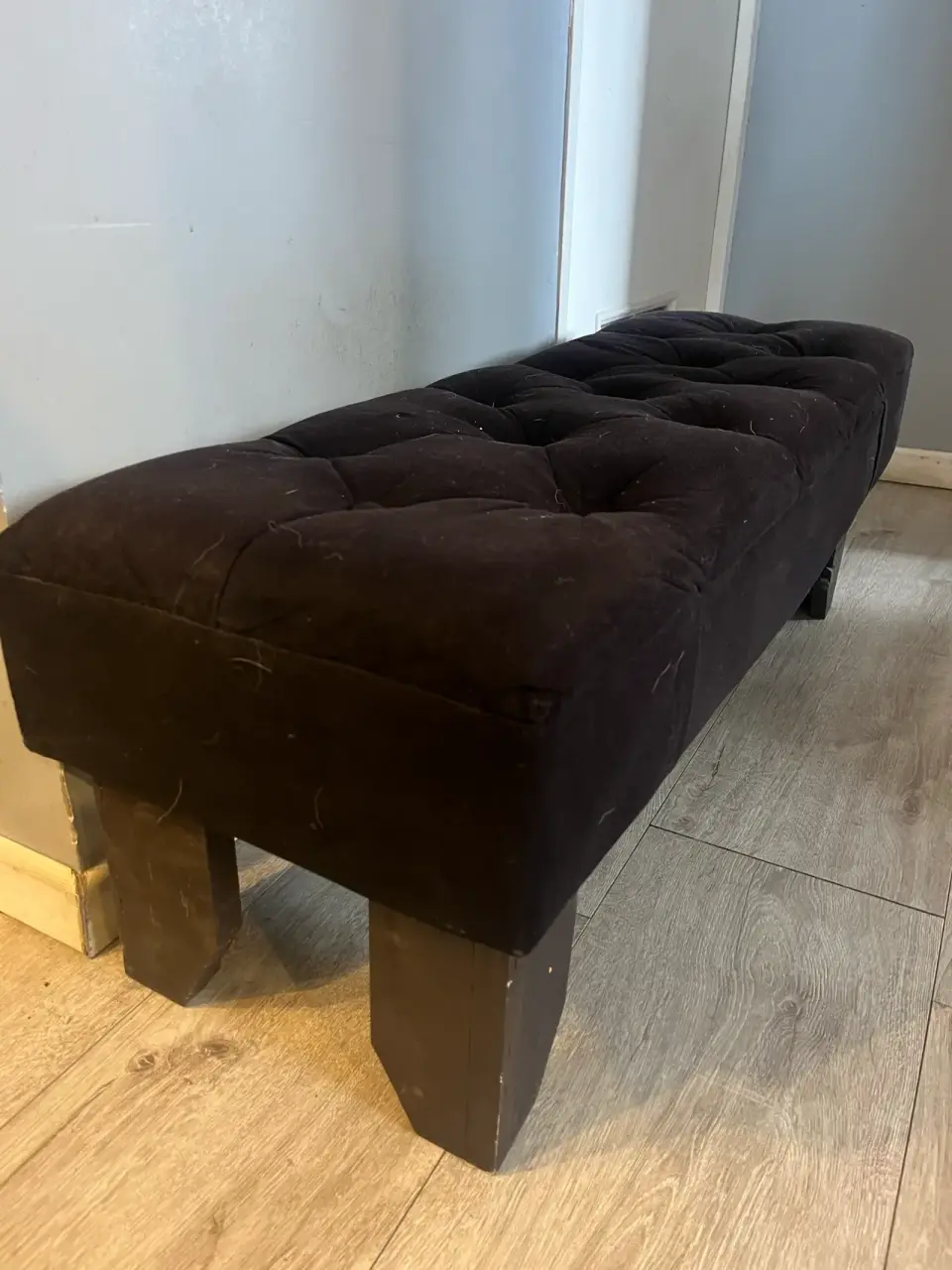 Banqueta negra de terciopelo