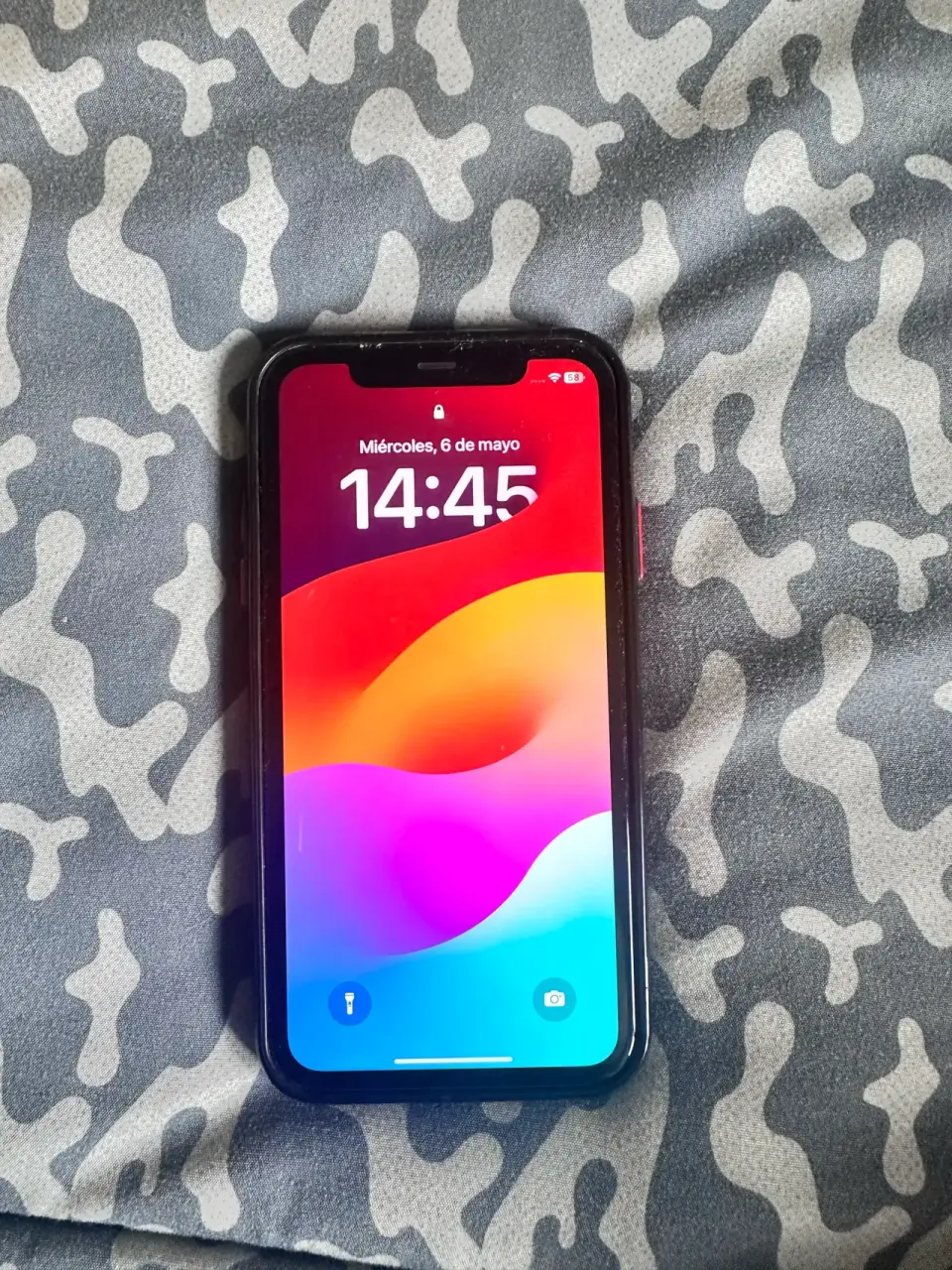iPhone11  en funda negra
