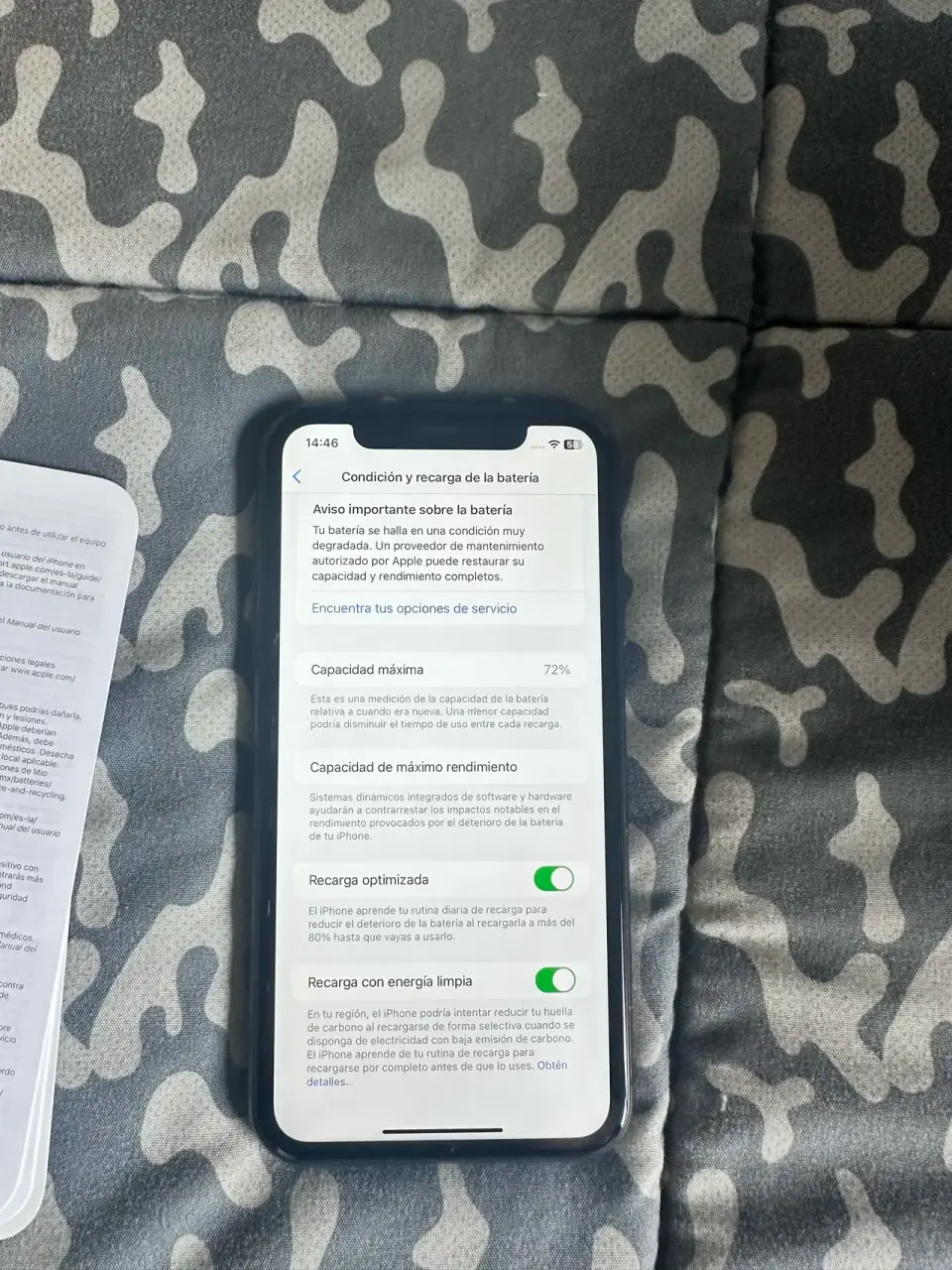 iPhone11  en funda negra - miniatura 2