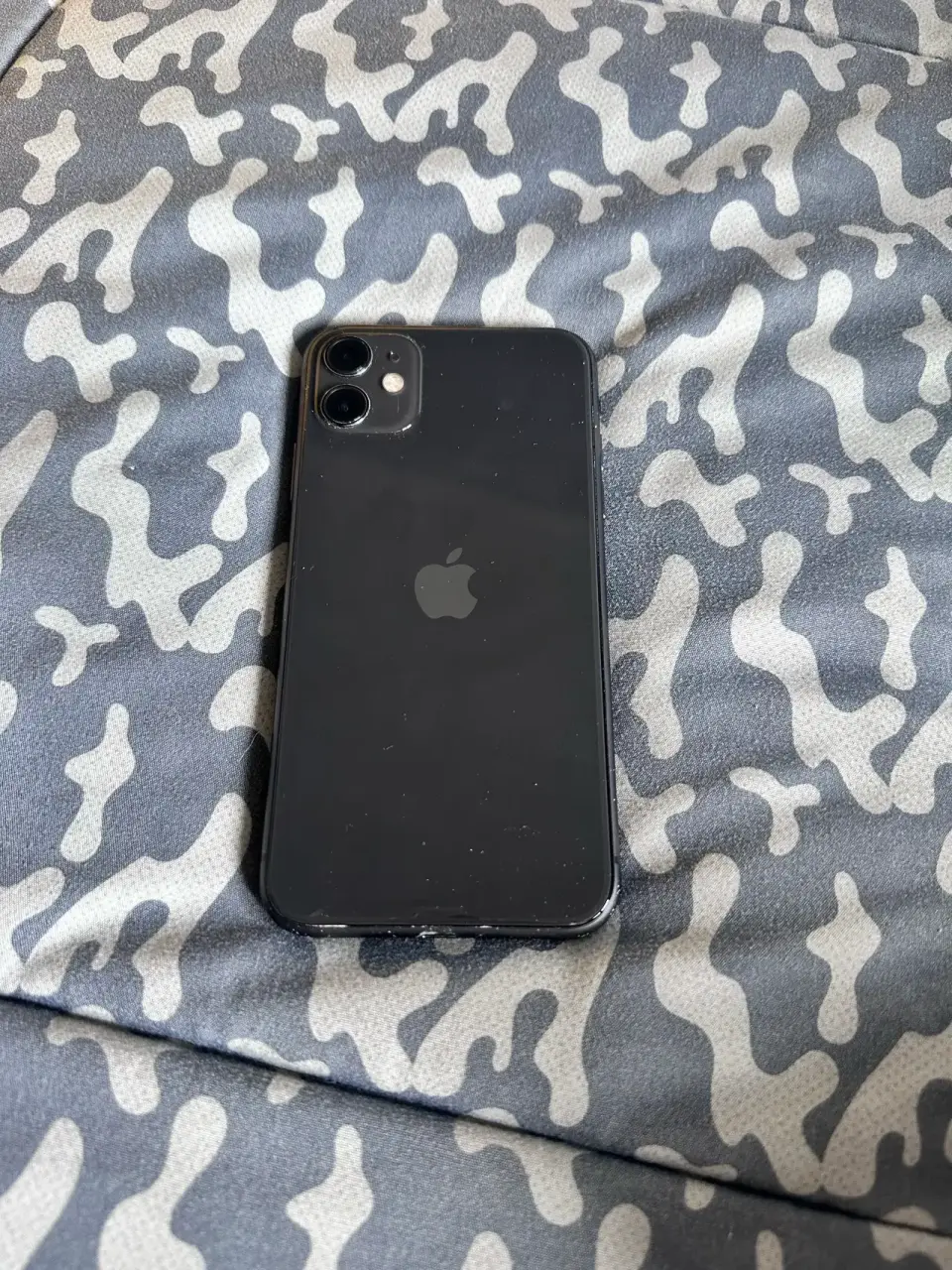 iPhone11  en funda negra - miniatura 3