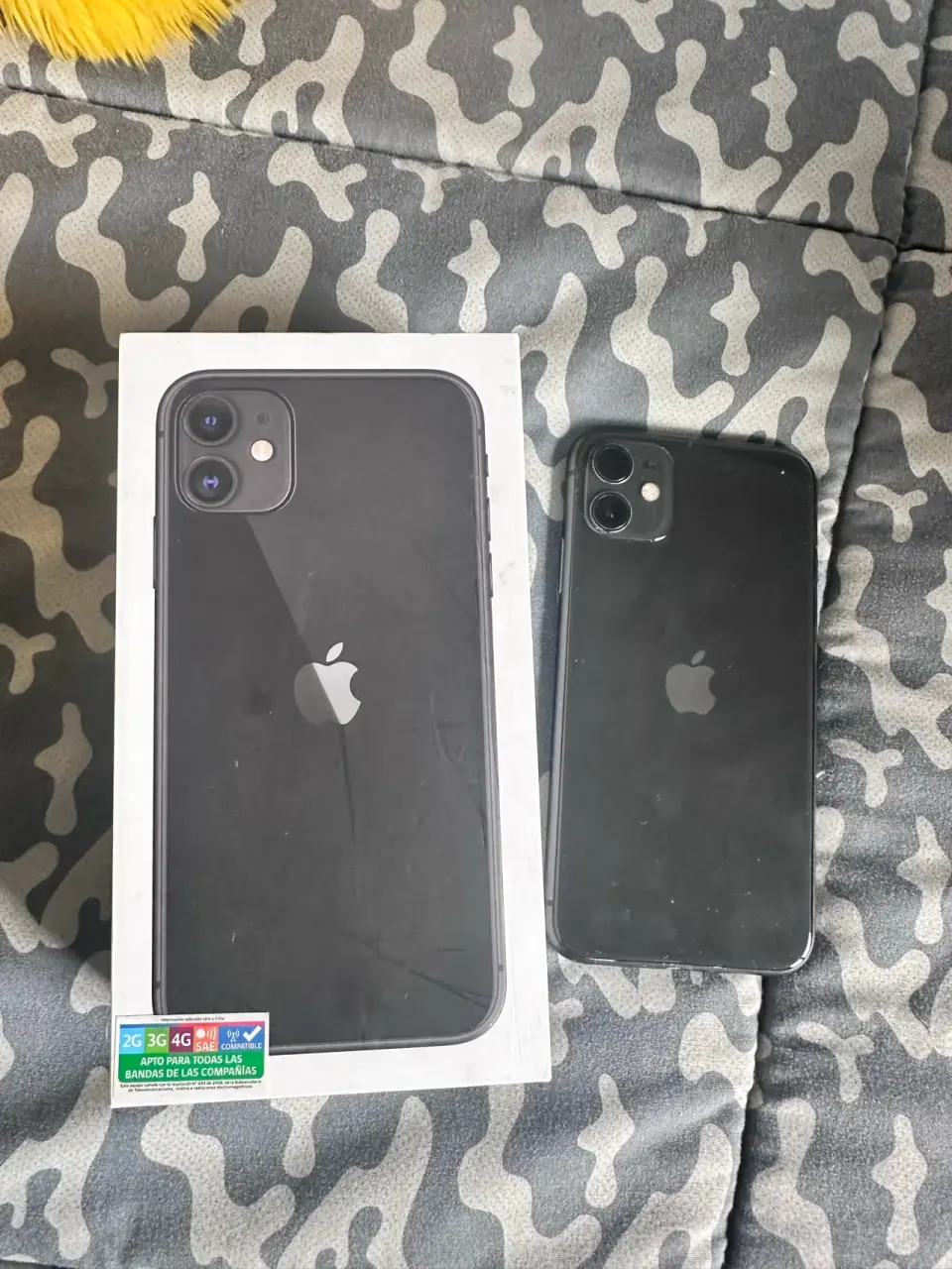 iPhone11  en funda negra - miniatura 4