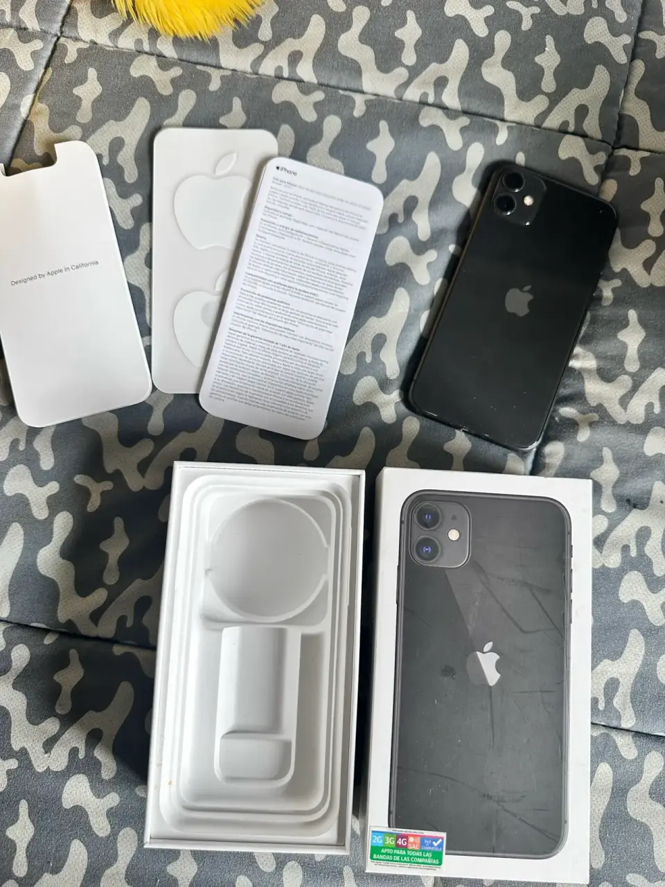iPhone11  en funda negra - miniatura 5