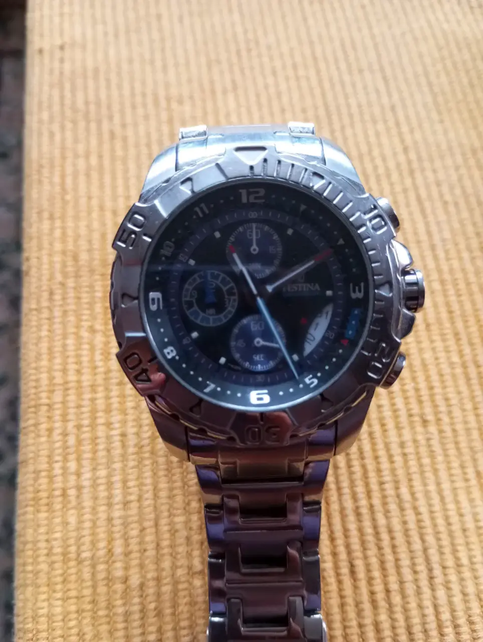 Reloj análogo plateado
