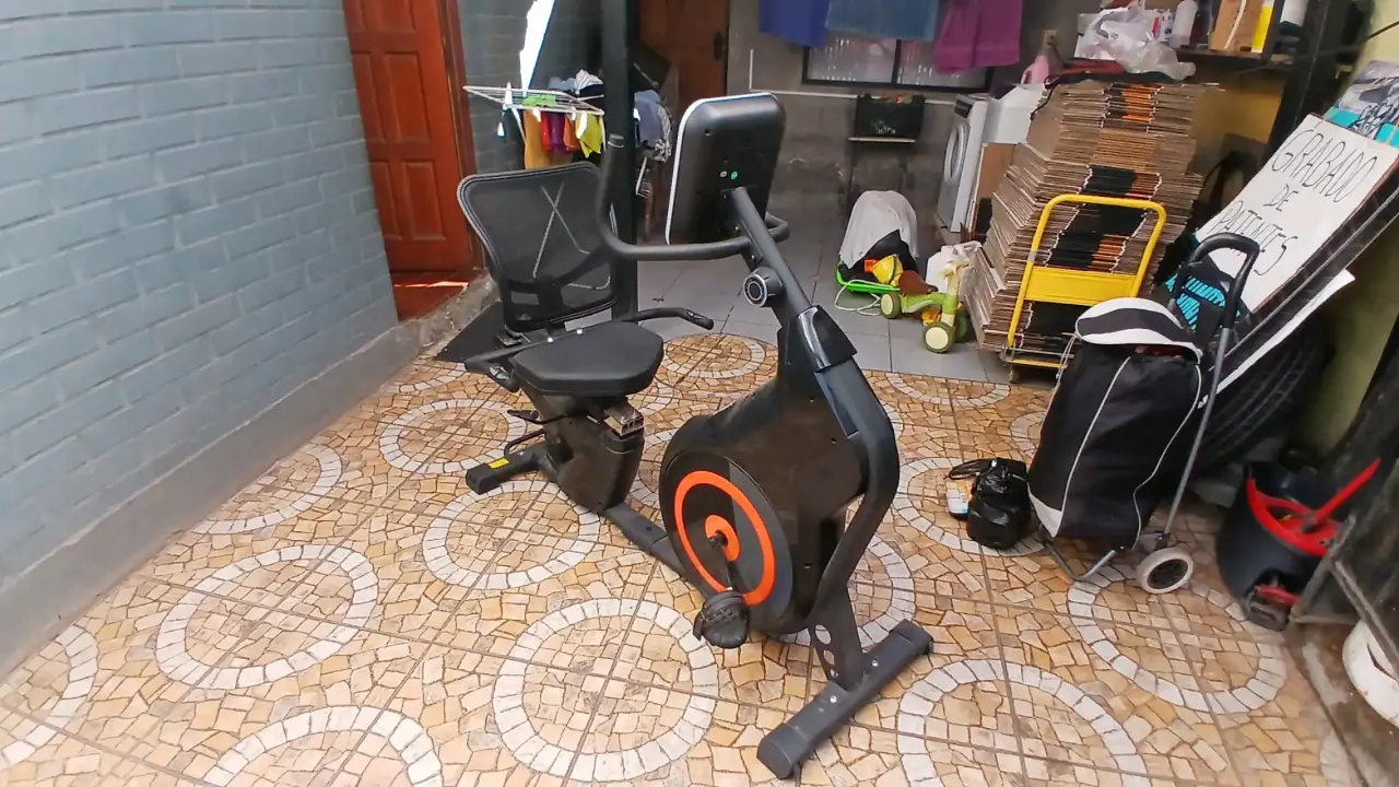 Bicicleta estática negra - miniatura 1
