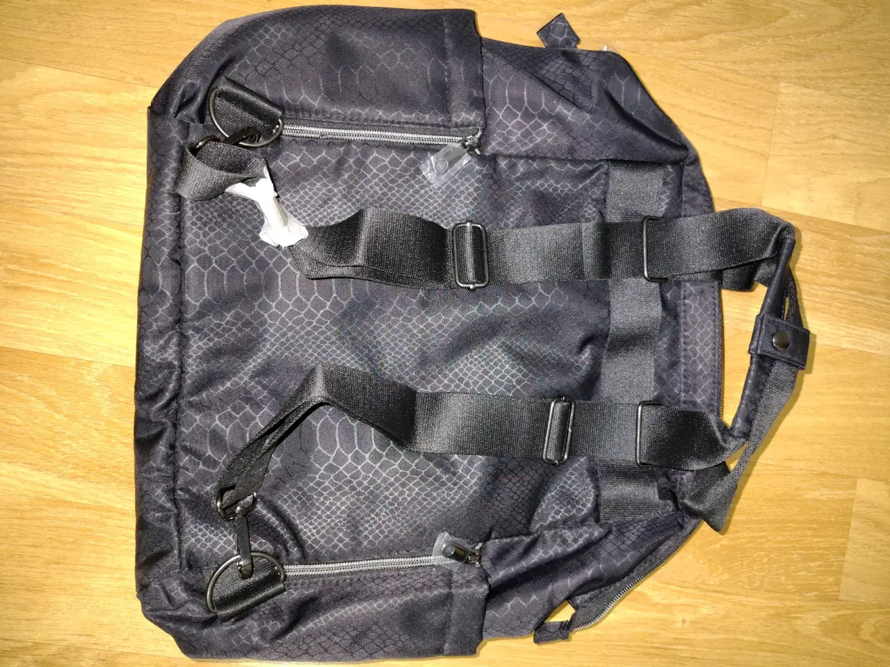 Bolso negro con diseño hexagonal - miniatura 5