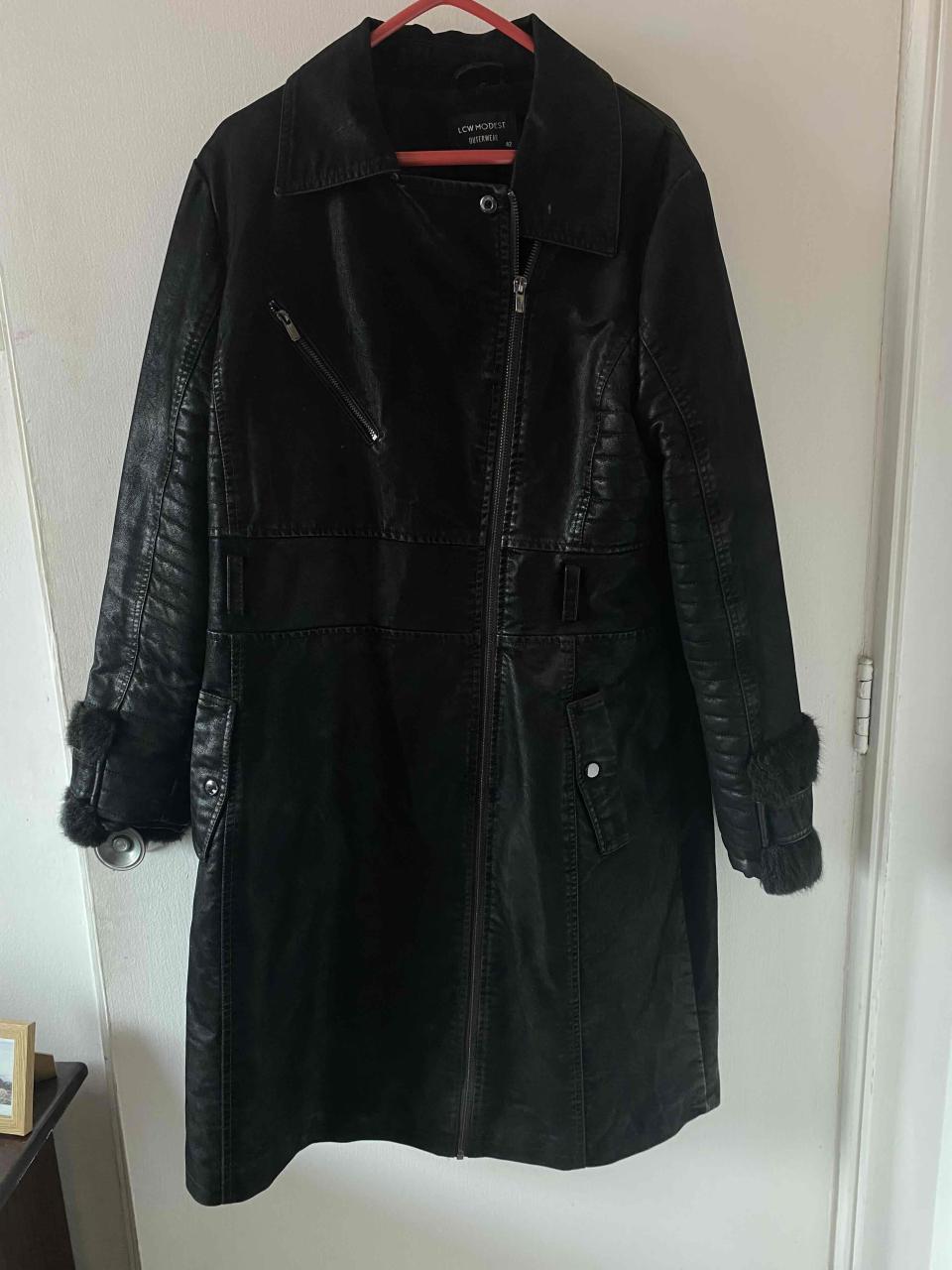 Abrigo negro de cuero sintético