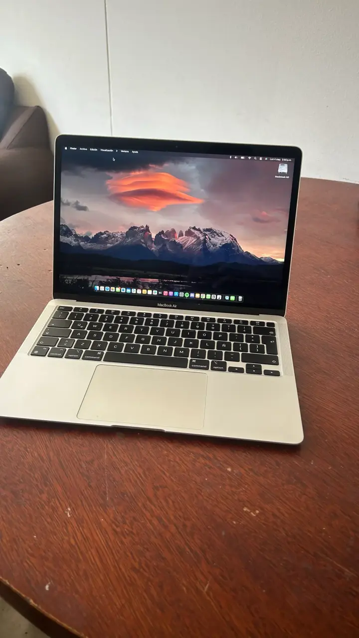MacBook Air M1 13” – IMPECABLE + accesorios - miniatura 2