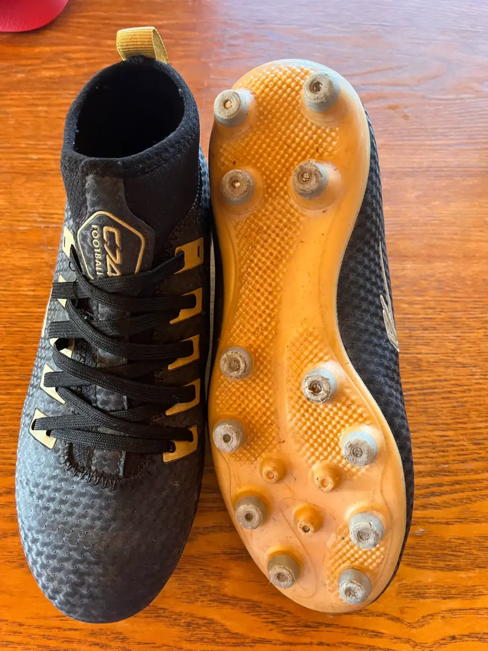 Botines de fútbol negros dorados - miniatura 2