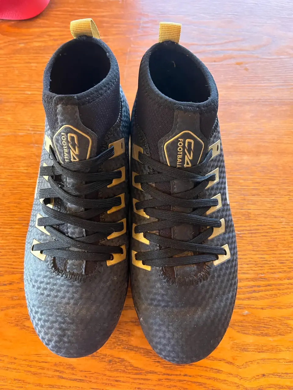 Botines de fútbol negros dorados - miniatura 3