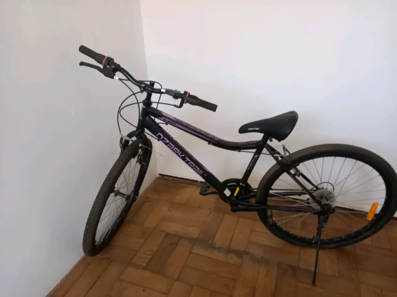 Bicicleta montaña negra - miniatura 1