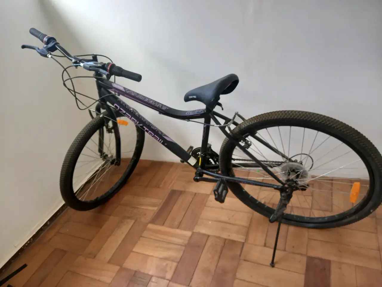 Bicicleta montaña negra - miniatura 2