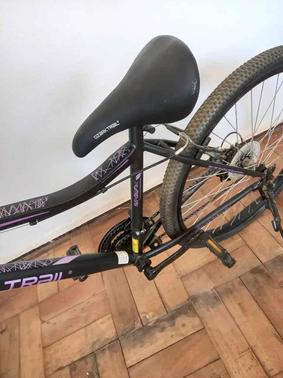 Bicicleta montaña negra - miniatura 3