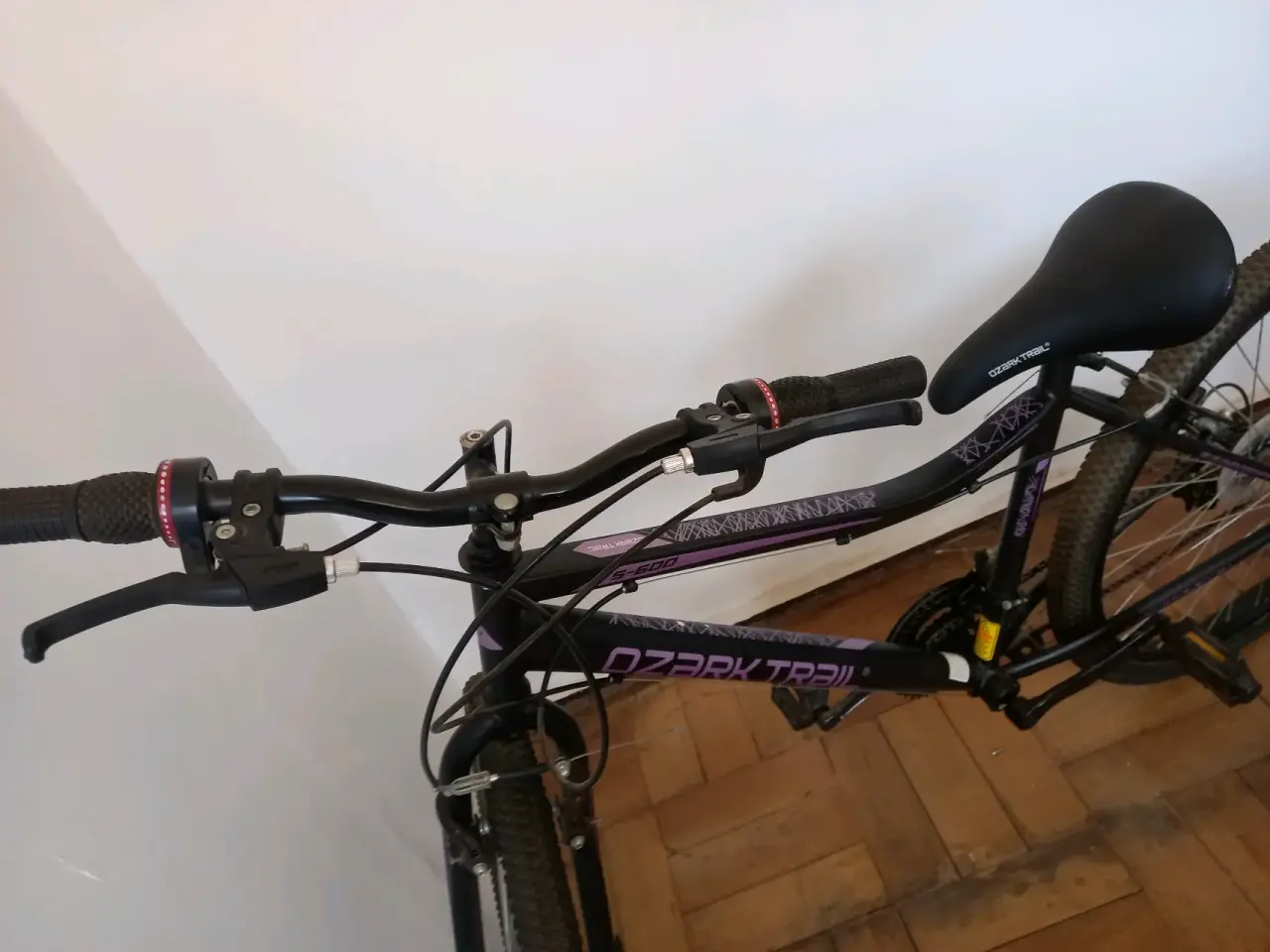 Bicicleta montaña negra - miniatura 4