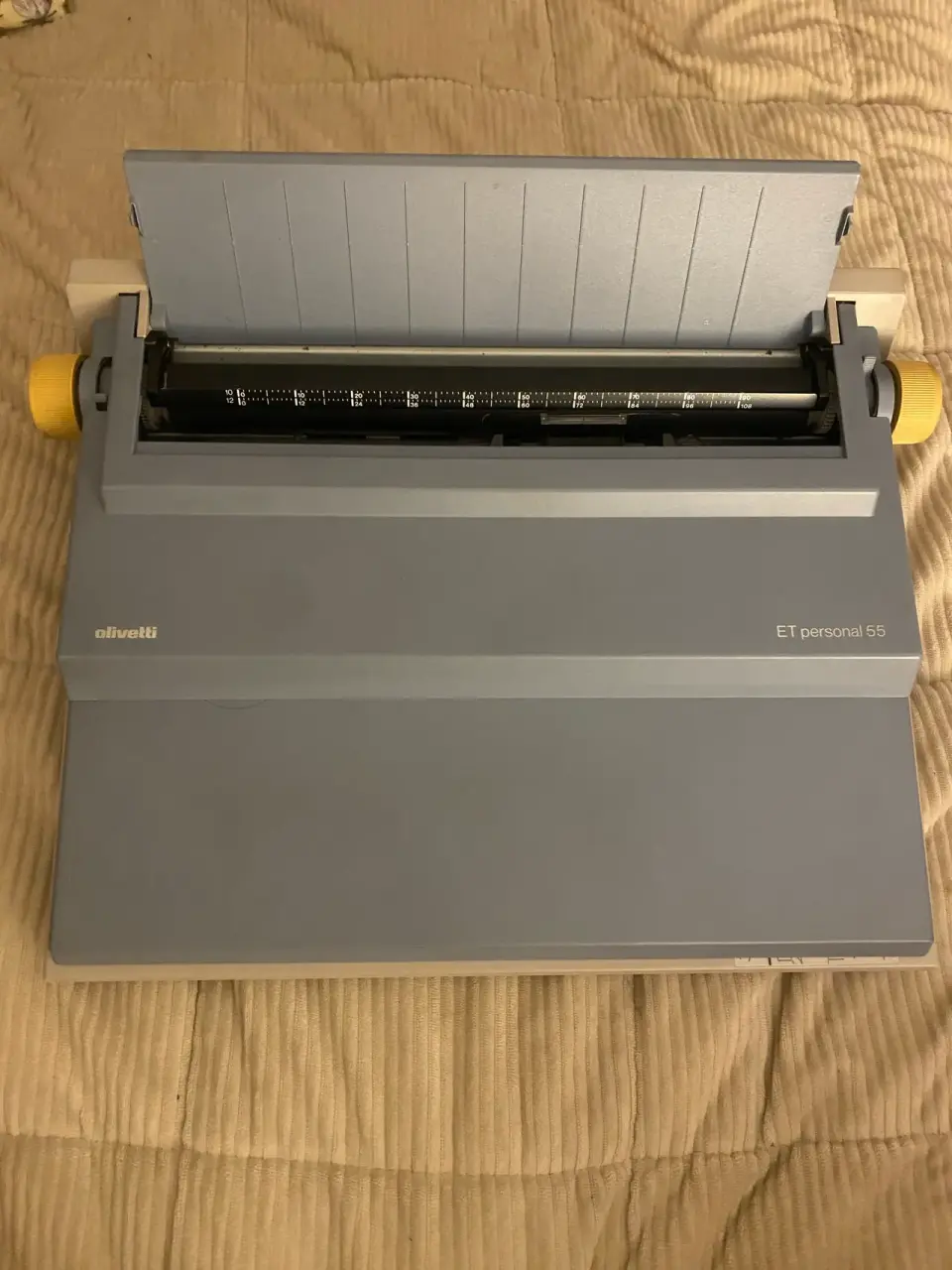 Máquina de escribir Olivetti gris
