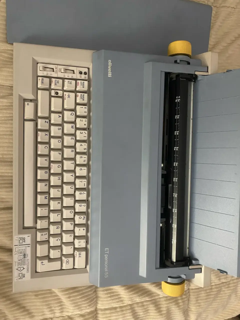 Máquina de escribir Olivetti gris - miniatura 2