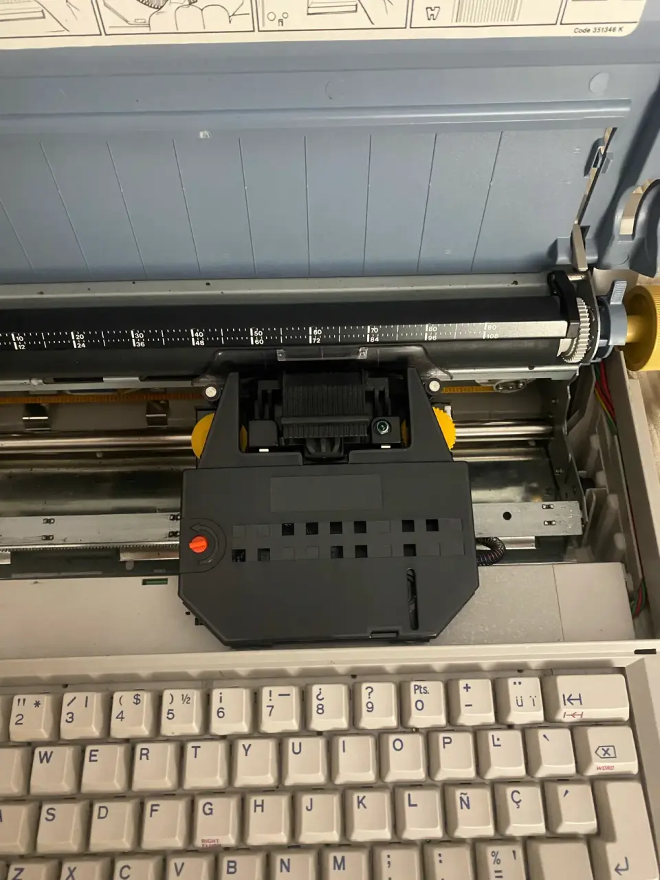Máquina de escribir Olivetti gris - miniatura 4