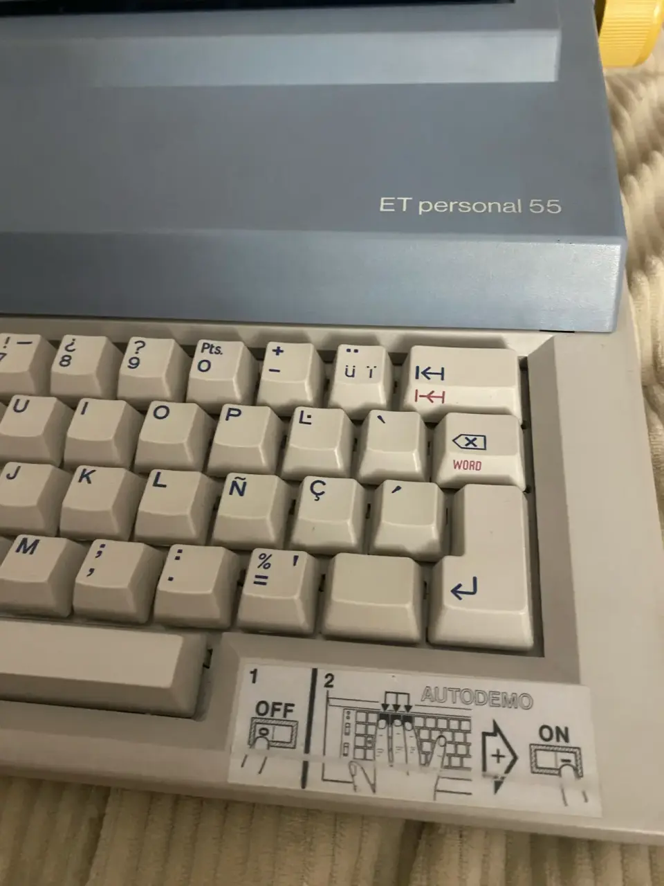 Máquina de escribir Olivetti gris - miniatura 5
