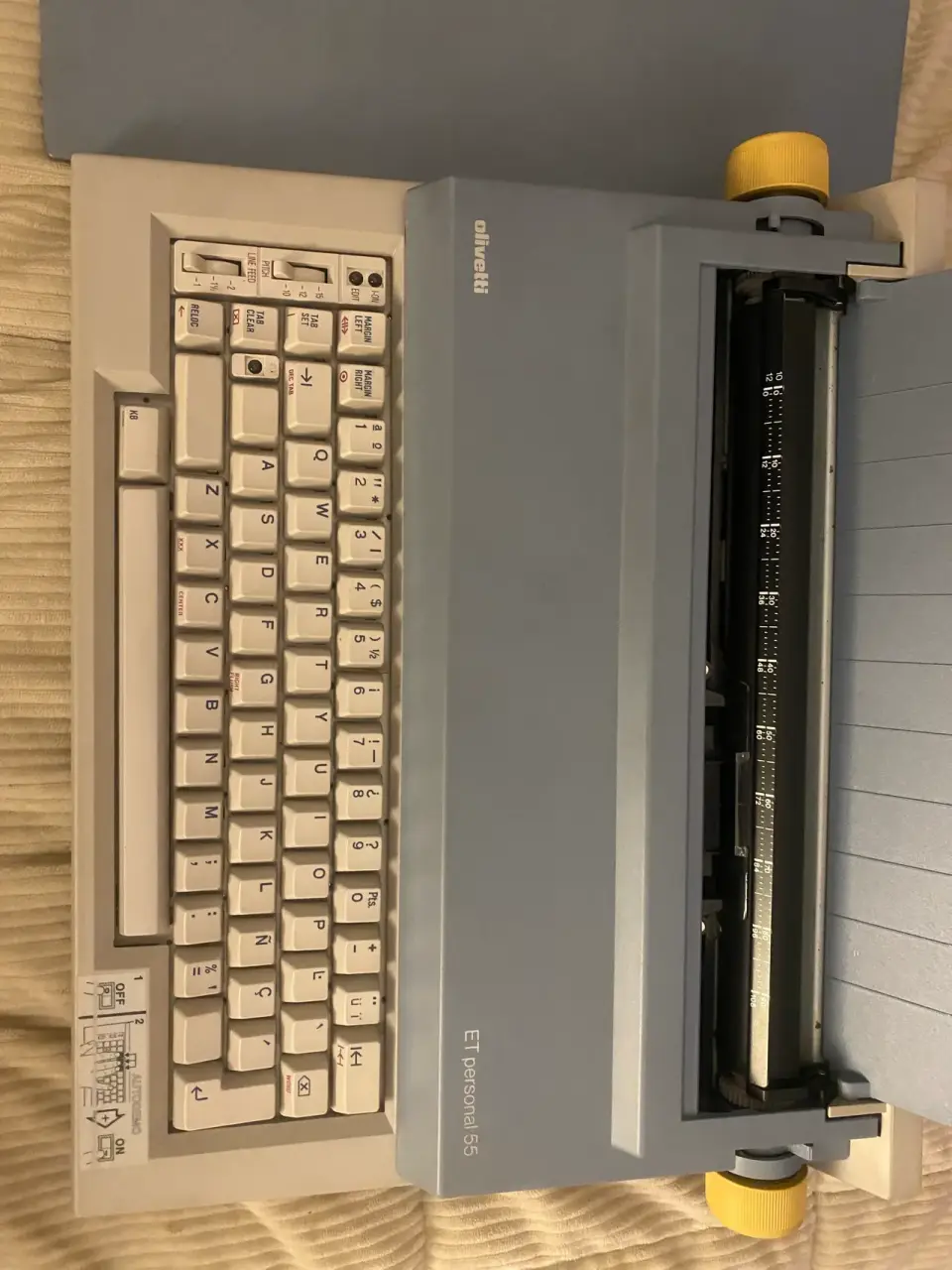Máquina de escribir Olivetti gris - miniatura 6