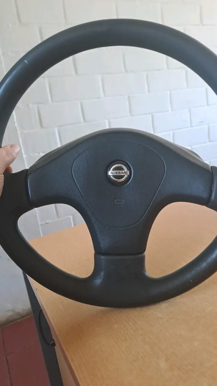 Volante Nissan original - miniatura 1